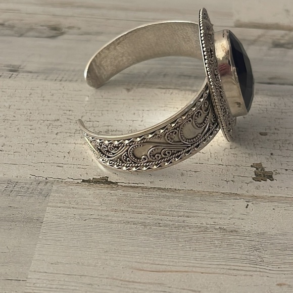 Beautiful Silver Onyx Cuff Bracelet. - Picture 2 of 7